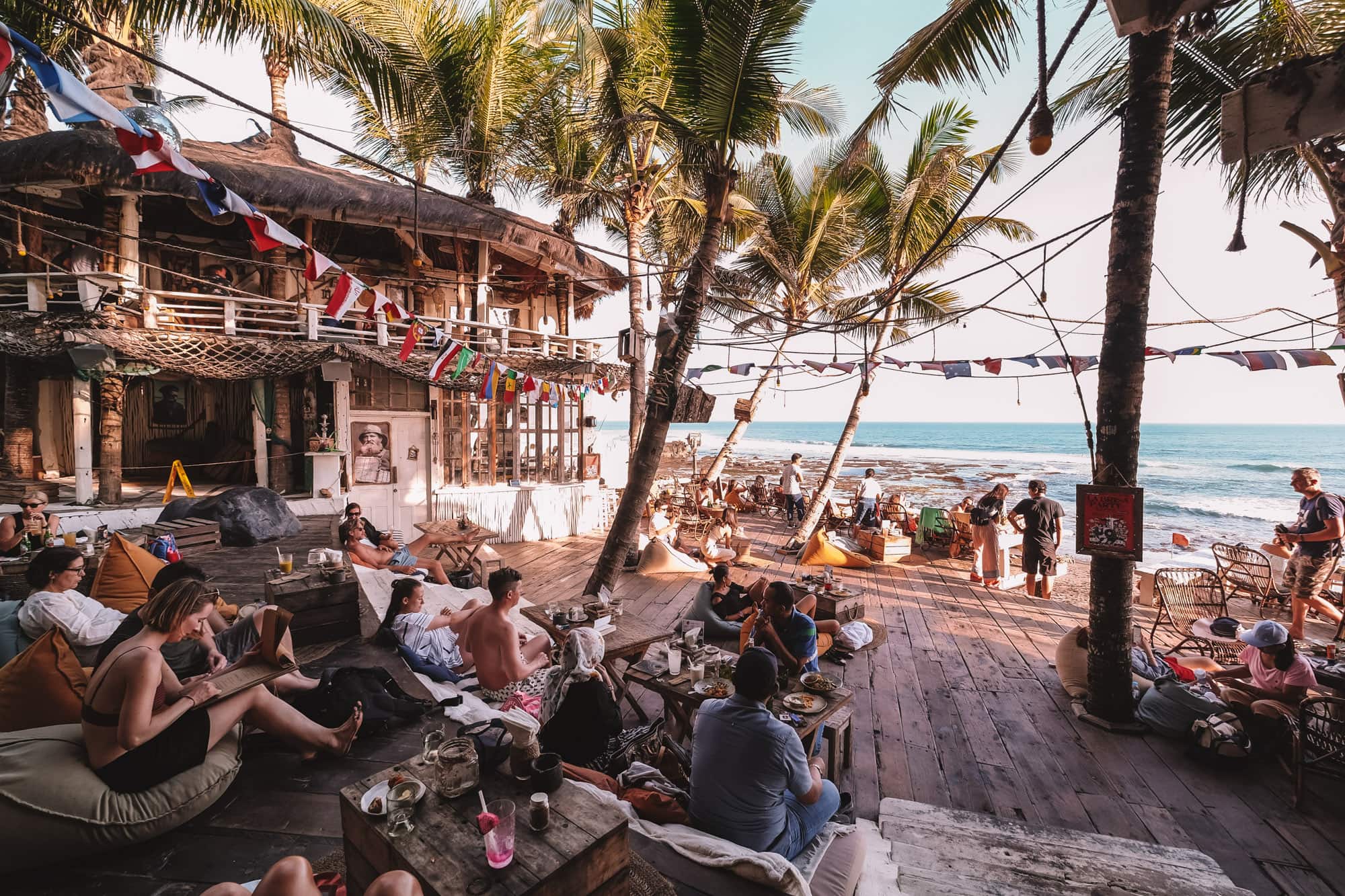 Strandbar naast de zee op Bali vol mensen