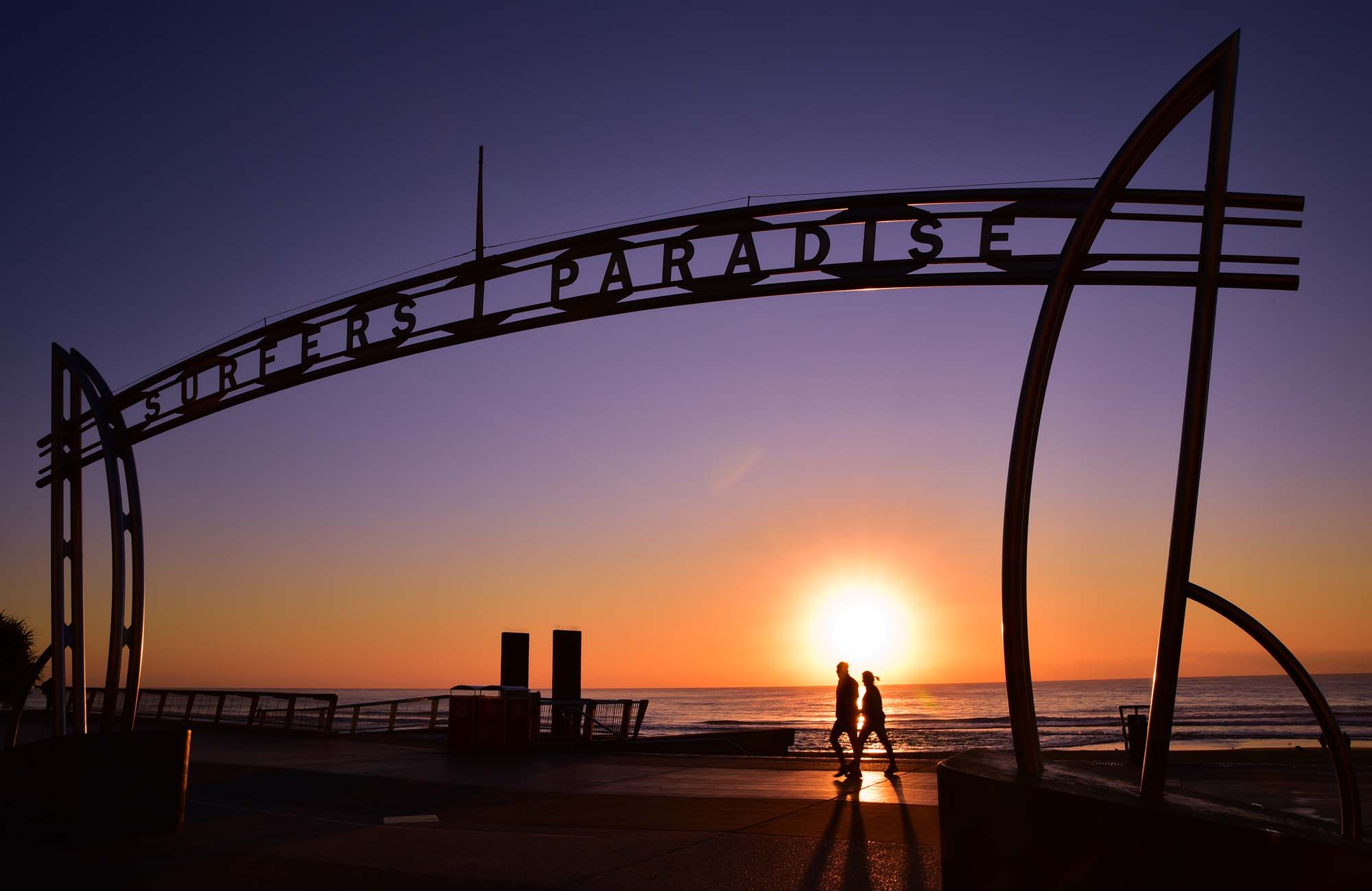 De kustlijn van Surfers Paradise bij zonsondergang | KILROY