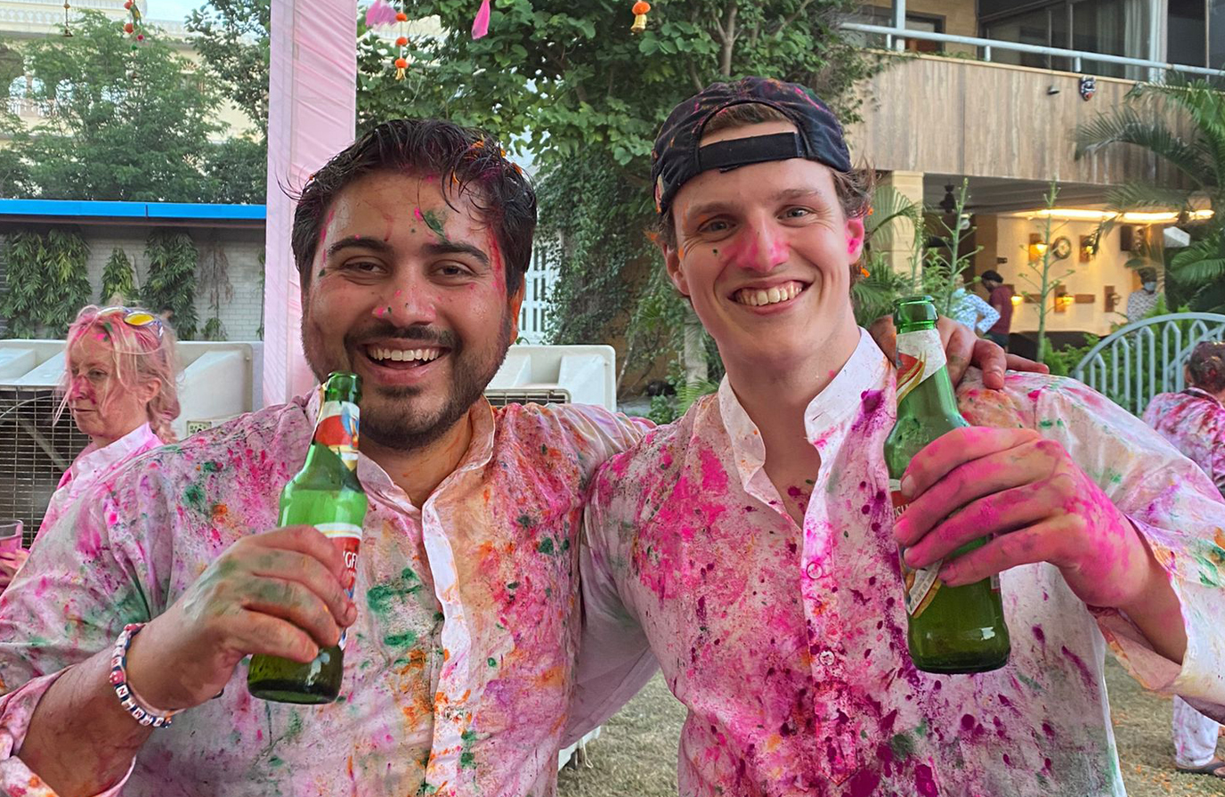 Twee jonge mannen tijdens het Holi Fest in India - KILROY