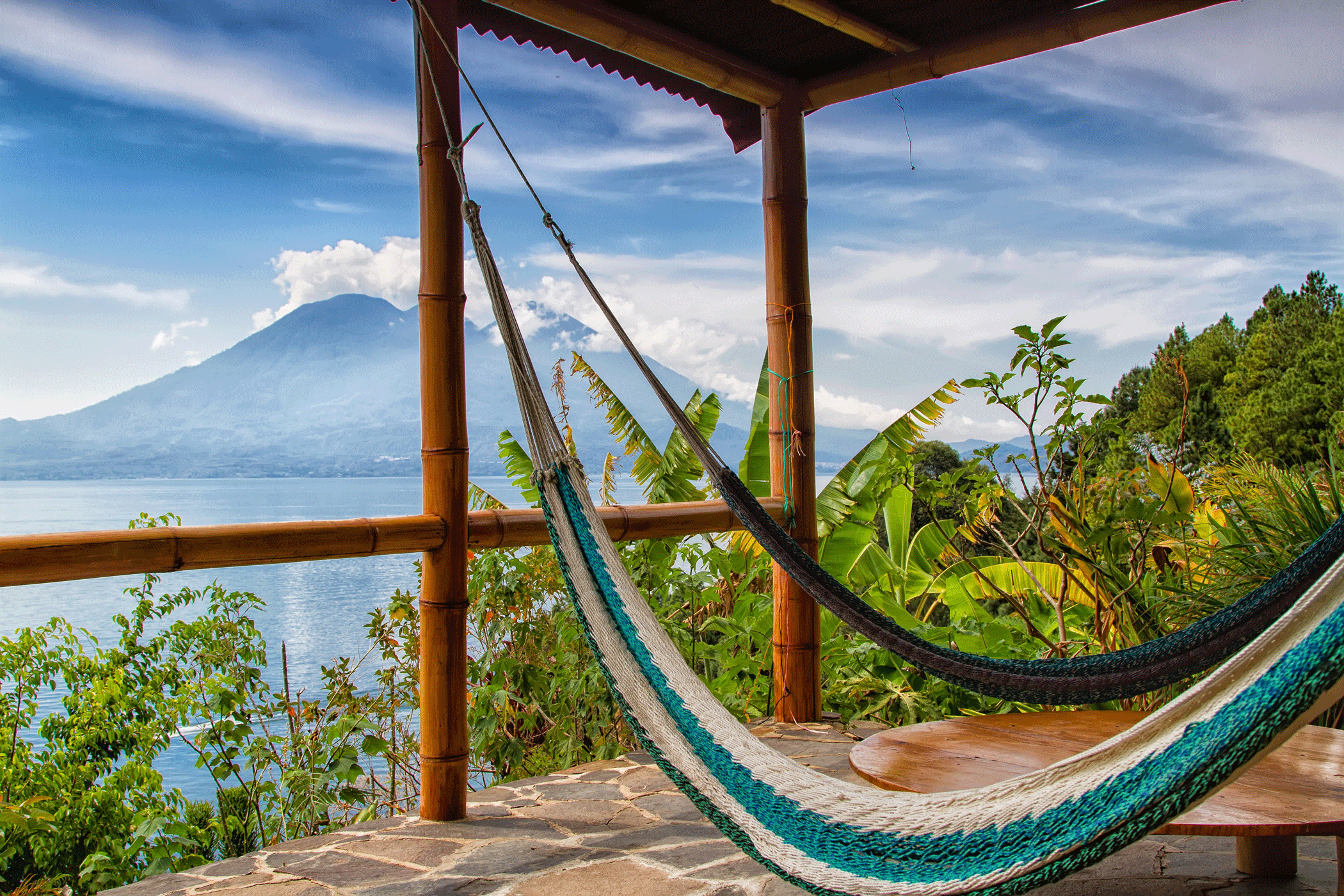 Hangmat met uitzicht op Lake Atitlan in Guatemala