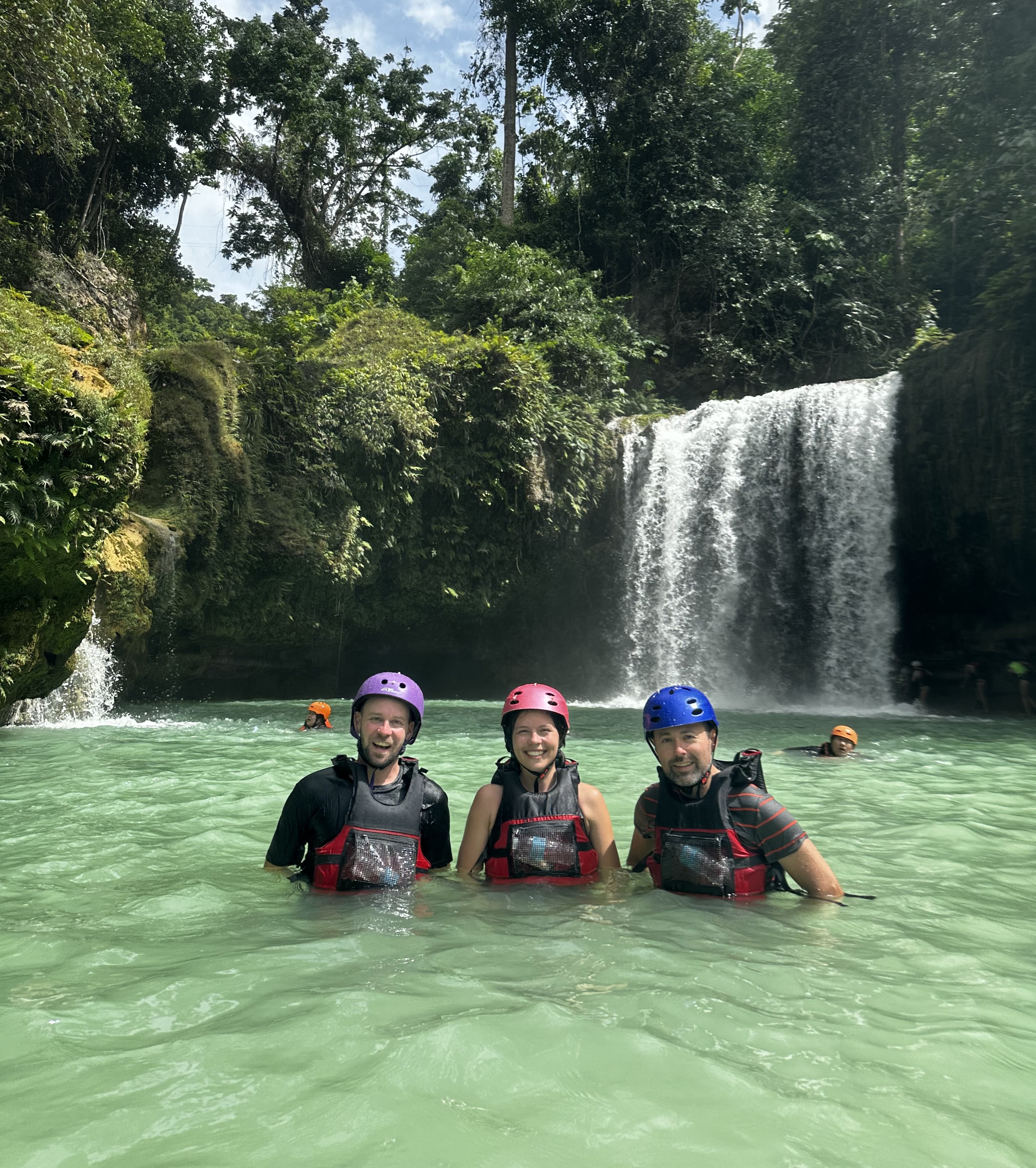 Groep jongvolwassenen in het water in de Filipijnen - KILROY