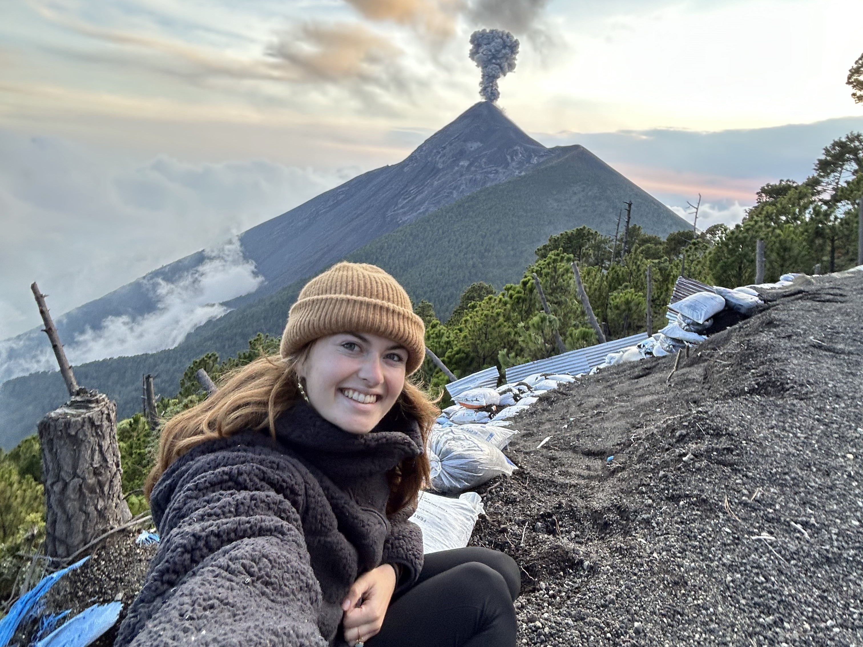 Meisje met de rokende Acatenangovulkaan op de achtergrond