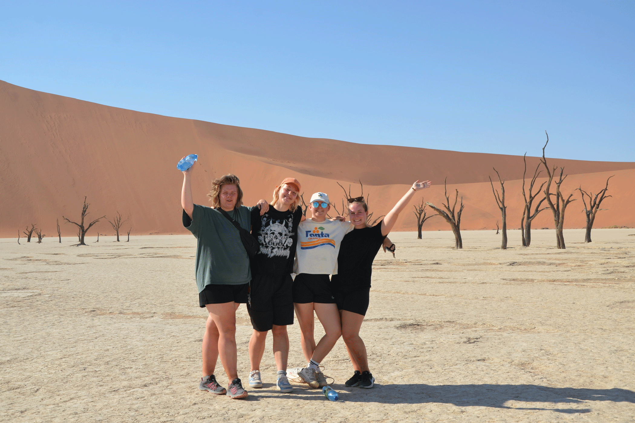 Thea en een deel van haar groep bij Deadvlei in de woestijn van Namibië