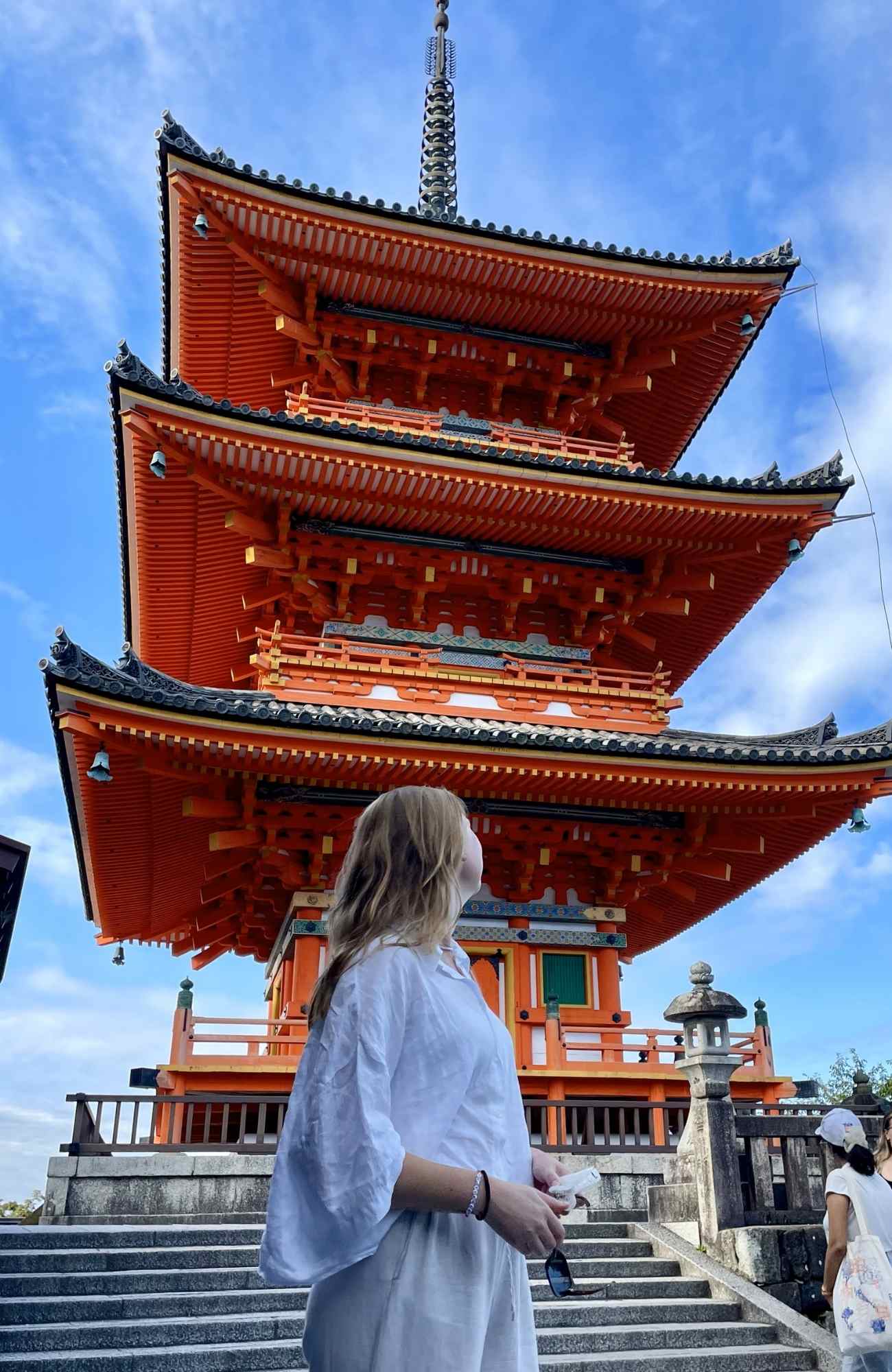 vrouw voor een tempel in Japan | reizen met KILROY