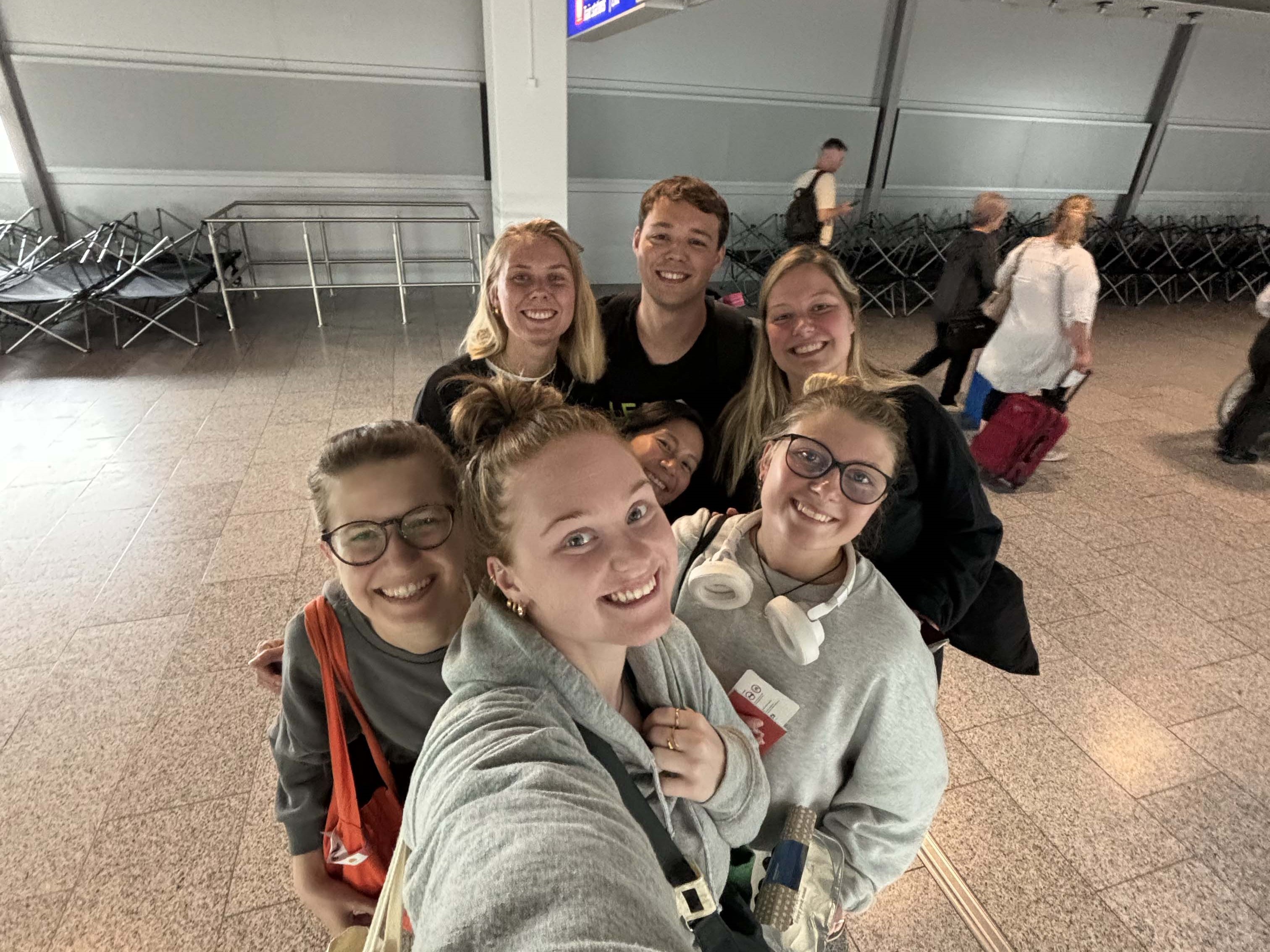 Reizigers sluiten hun reis af in de luchthaven van Cancún