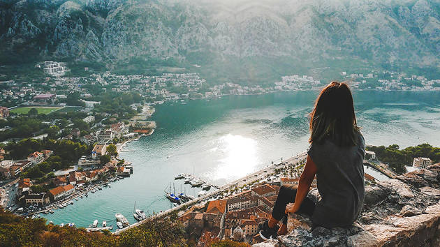 travelling-girl-perched-on-the-edge-of-the-wall_1280x720_for_navi_web