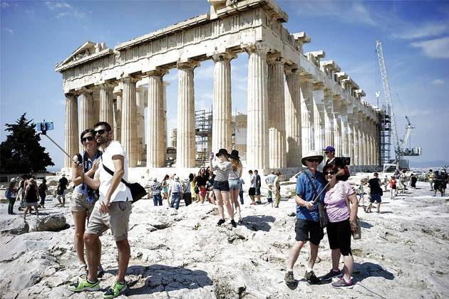 la-trb-greece-crisis-tourism-20150709-003