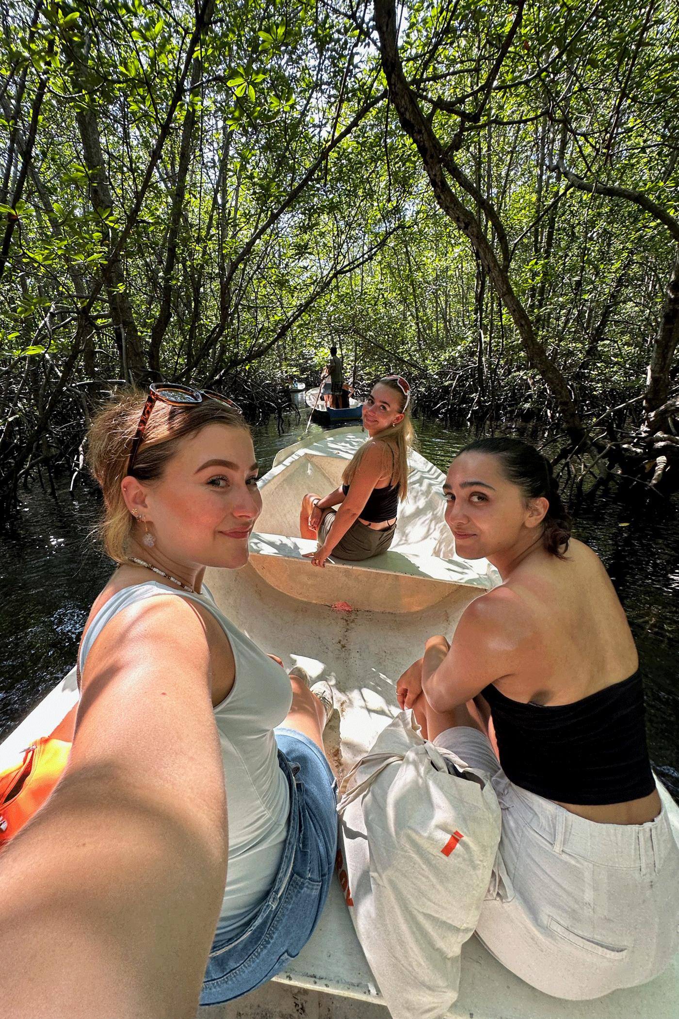 Drie meisjes in een boot in Indonesië
