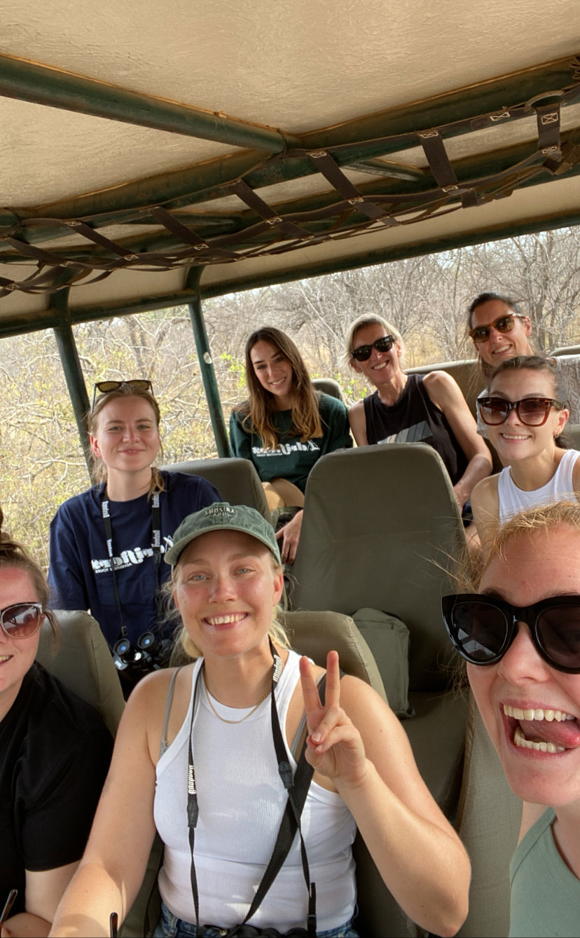 Groep meisjes in een safari-auto in Zuid-Afrika