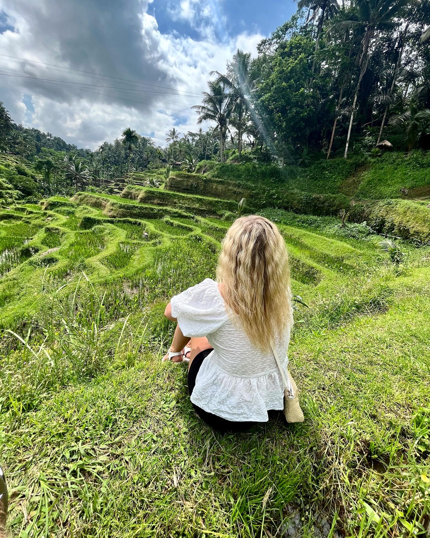 Meisje tussen de reisvelden op Bali | KILROY