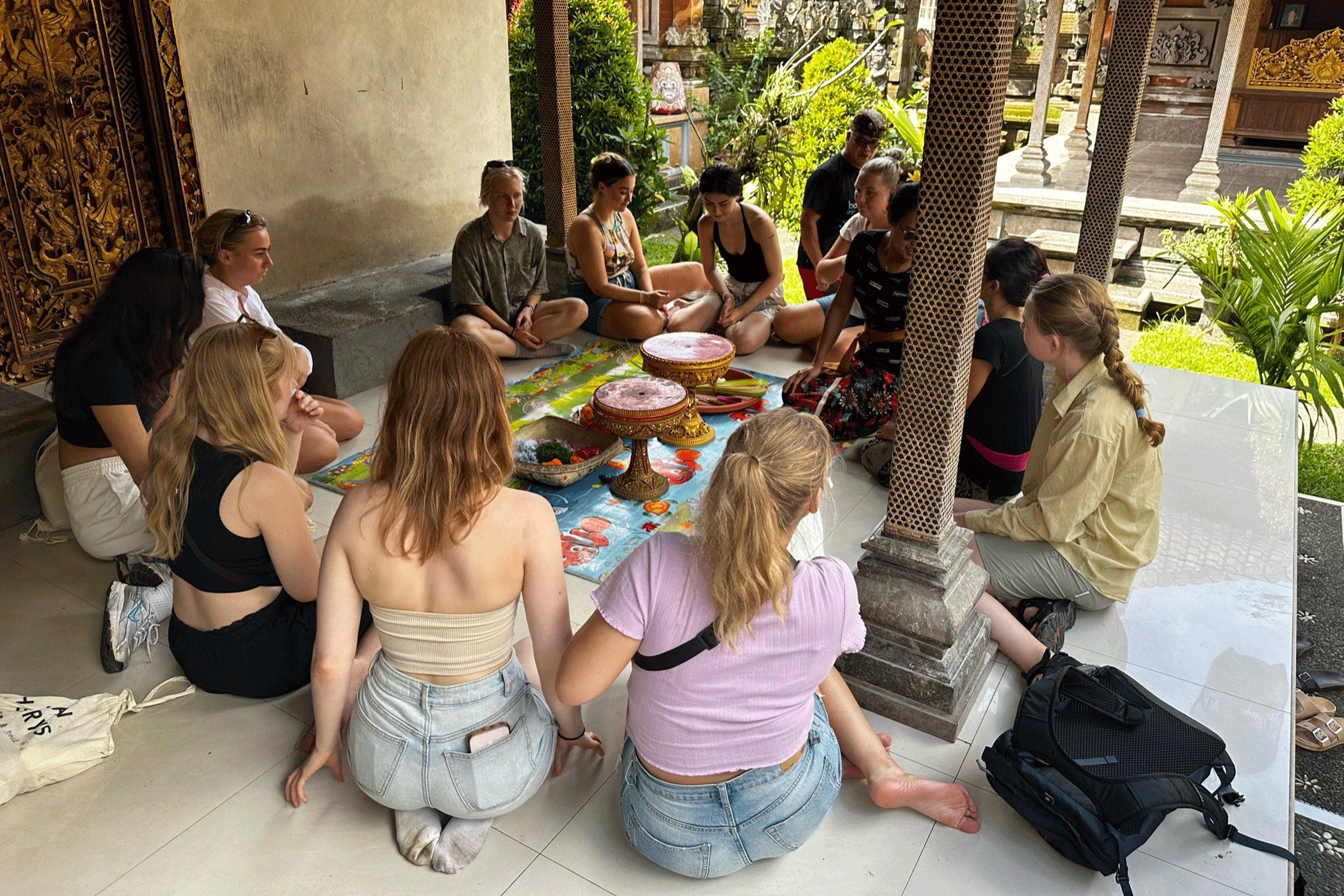 Groep reizigers op Bali in een cirkel